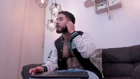 Snapshot of sebastianvilla__ chatting on January 9, 10:09 pm Instagram jeanpaulfit online show from January 9, 10:09 pm