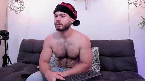 Snapshot of sebastianvilla__ chatting on December 12, 1:28 pm Instagram jeanpaulfit online show from December 12, 1:28 pm