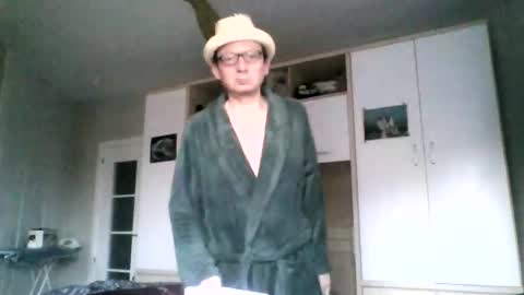 Snapshot of serrano49 chatting on December 18, 4:39 pm serrano49 online show from December 18, 4:39 pm