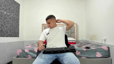 SIMON KELER online show from December 18, 11:45 pm