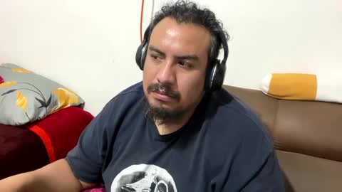 Snapshot of skinhell chatting on December 9, 12:23 am Elias online show from December 9, 12:23 am