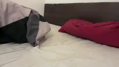 skinnyluca680276 online show from December 26, 3:53 pm