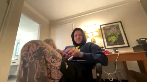 Keepscrolling online show from March 31, 7:48 pm