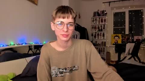Snapshot of sweet_peach__ chatting on December 27, 1:43 am kira online show from December 27, 1:43 am