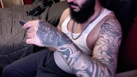 Snapshot of tattooedandbearded22 chatting on October 21, 1:52 am tattooedandbearded22 online show from October 21, 1:52 am
