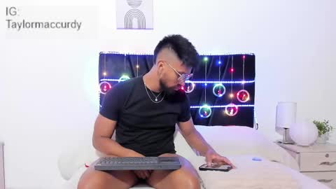 taylormaccurdy_ online show from December 22, 2:36 pm