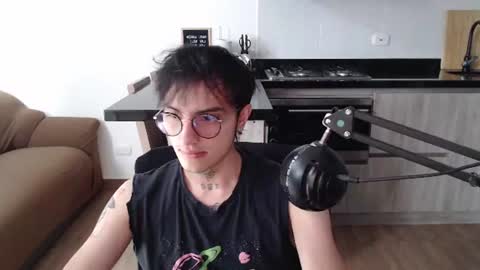 Teo independent model online show from June 18, 5:18 pm
