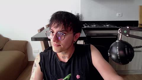 Teo independent model online show from April 7, 1:44 pm