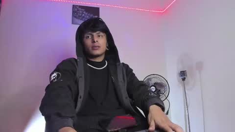 Snapshot of the_weed_guys chatting on January 18, 12:39 am Danny online show from January 18, 12:39 am