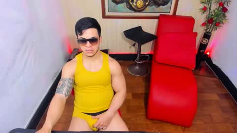 themuscularvenezuelanman online show from April 4, 11:57 pm