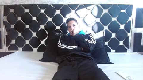 Thiago   online show from February 13, 12:21 pm