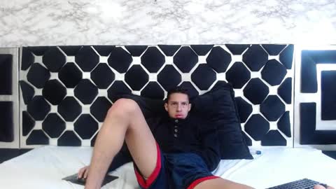 Thiago   online show from April 6, 2:51 pm