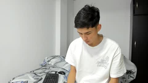 Snapshot of thiagowells_ chatting on December 3, 10:37 am Thiago Wells online show from December 3, 10:37 am