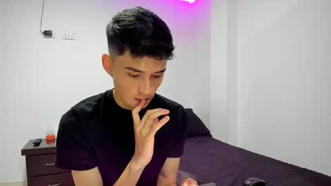 Snapshot of thiagowells_ chatting on February 18, 8:26 pm Thiago Wells online show from February 18, 8:26 pm