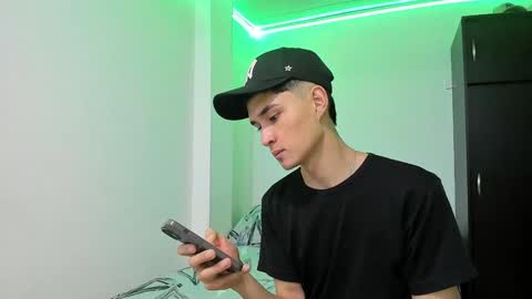 Snapshot of thiagowells_ chatting on December 8, 3:56 pm Thiago Wells online show from December 8, 3:56 pm