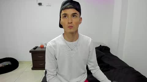 Snapshot of thiagowells_ chatting on February 23, 12:26 am Thiago Wells online show from February 23, 12:26 am