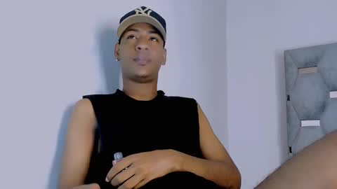 Snapshot of tiago_xxx_ chatting on October 18, 11:09 pm tiago_xxx_ online show from October 18, 11:09 pm