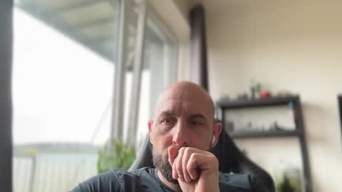 Thomas Fit online show from April 14, 12:05 pm