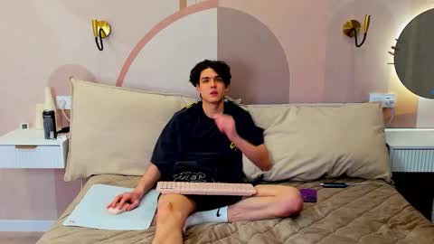 travisrivas online show from February 18, 2:58 pm