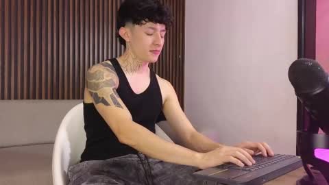 Snapshot of troy_rouge chatting on September 8, 7:35 pm Troy online show from September 8, 7:35 pm