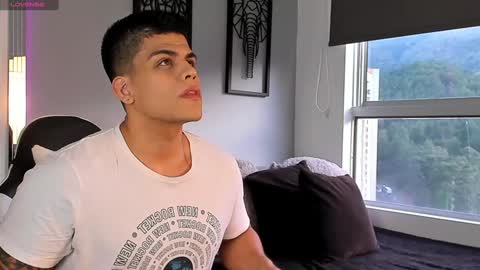 Snapshot of tyler_muscle chatting on December 3, 10:18 pm David online show from December 3, 10:18 pm