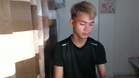 Snapshot of urhotpinoy_izaac chatting on October 20, 4:22 pm simeon ulok online show from October 20, 4:22 pm