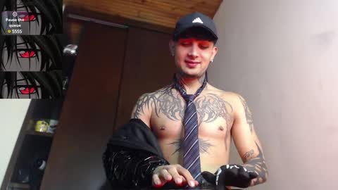 Snapshot of vampiredavyd chatting on January 5, 11:44 pm david guzman i model independenthelp me with a thumbs up online show from January 5, 11:44 pm