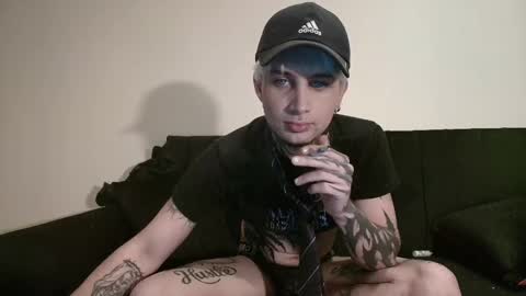 Snapshot of vampiredavyd chatting on March 10, 4:28 am david guzman i model independenthelp me with a thumbs up online show from March 10, 4:28 am