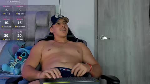 Snapshot of victor_vixen chatting on January 11, 2:52 am victor online show from January 11, 2:52 am