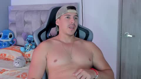 Snapshot of victor_vixen chatting on December 20, 6:35 pm victor online show from December 20, 6:35 pm