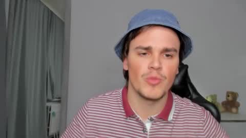 Snapshot of xx_raul_xx_ chatting on October 19, 1:54 am raul online show from October 19, 1:54 am