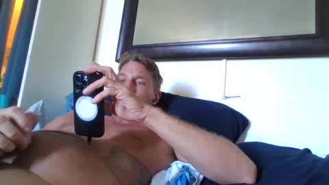 Snapshot of xxxelentdick chatting on September 12, 1:05 am deeeeznutz online show from September 12, 1:05 am