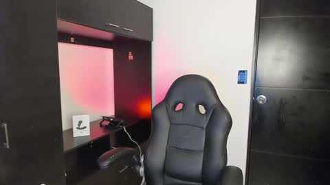 yanpaul83 online show from October 8, 9:52 pm