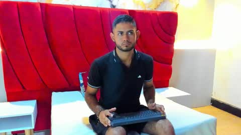 Snapshot of yeferson_scott chatting on October 15, 9:22 pm Yeferson online show from October 15, 9:22 pm