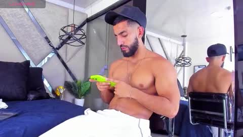 Yiyo online show from December 14, 5:03 am