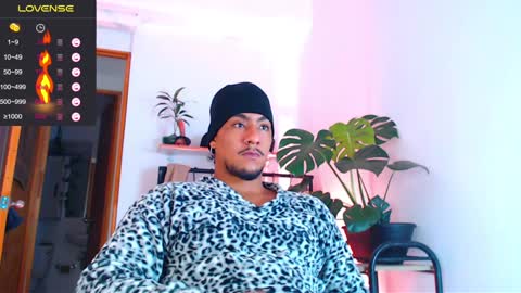 Snapshot of yosoy_enzo2020 chatting on January 4, 4:44 am Enzo online show from January 4, 4:44 am