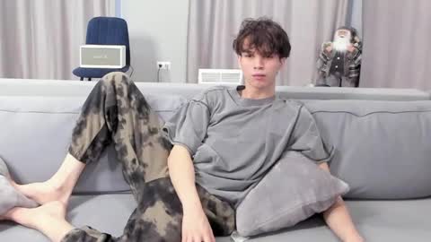 Snapshot of your_shy_guy chatting on January 25, 7:17 am your_shy_guy online show from January 25, 7:17 am