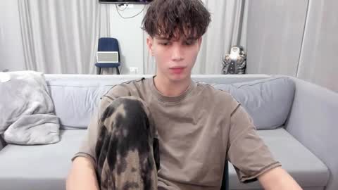 Snapshot of your_shy_guy chatting on February 6, 5:09 pm your_shy_guy online show from February 6, 5:09 pm