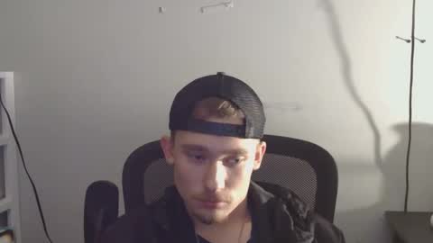 zachmcw25 online show from December 3, 1:33 am