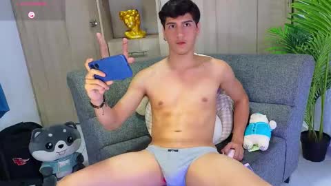 Snapshot of zackary_025 chatting on February 23, 3:07 am Zack online show from February 23, 3:07 am