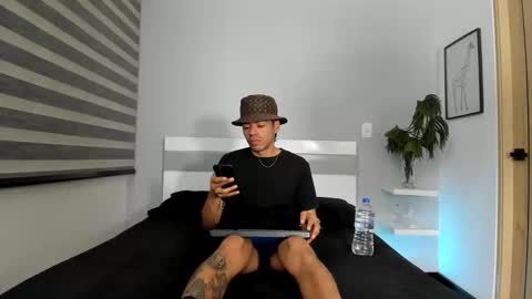 Snapshot of zaynshadow_ chatting on October 16, 4:09 am zaynshadow_ online show from October 16, 4:09 am