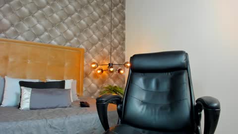 zeus online show from December 13, 7:10 pm