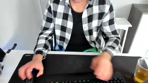 Snapshot of ziemlichflutschig chatting on January 6, 11:18 am ziemlichflutschig online show from January 6, 11:18 am