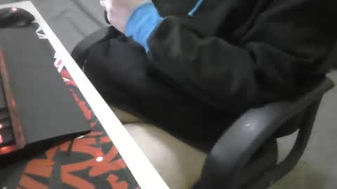 Snapshot of zkraston11 chatting on December 19, 12:45 am zkraston11 online show from December 19, 12:45 am