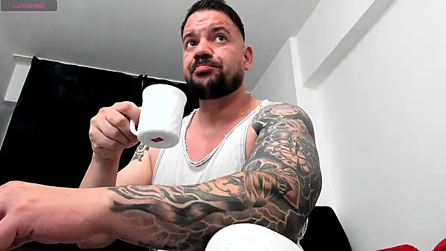 Snapshot of musclemonster31 chatting on October 3, 12:59 am musclemonster31 online show from October 3, 12:59 am