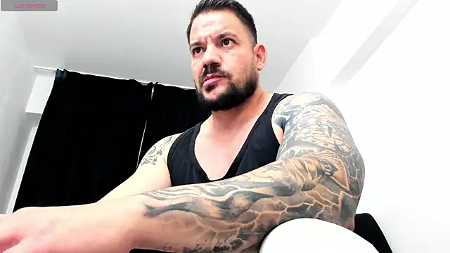 Snapshot of musclemonster31 chatting on October 13, 7:03 am musclemonster31 online show from October 13, 7:03 am