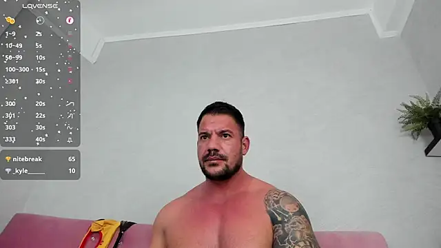 Snapshot of musclemonster31 chatting on December 10, 3:41 am musclemonster31 online show from December 10, 3:41 am