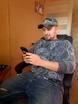 Snapshot of Foxyshaved chatting on February 19, 1:17 pm Foxyshaved online show from February 19, 1:17 pm