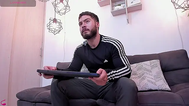 Snapshot of SebastianVilla_ chatting on January 7, 11:14 pm SebastianVilla online show from January 7, 11:14 pm