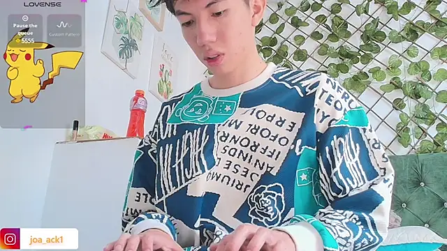 Snapshot of Levii_Ackermann chatting on January 22, 3:18 pm Levii Ackermann online show from January 22, 3:18 pm